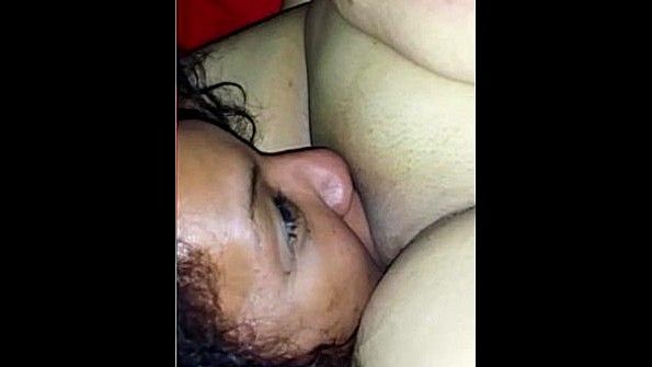 Шлюха в нижнем белье ласкает свою влажную вагину