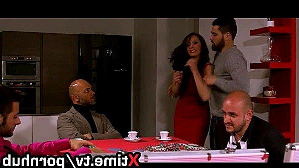 Две мускулистые женщины поглаживают свои большие клиторы