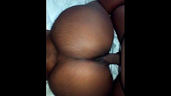 Студентки занимаются сексом в постели в позе 69