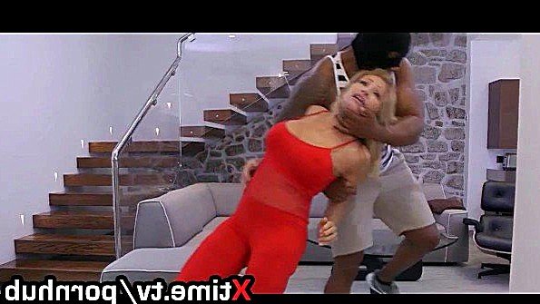 Пышногрудая любительница снимает трусики для секса