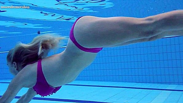 Девушка медленно мастурбирует в постели с помощью новой игрушки