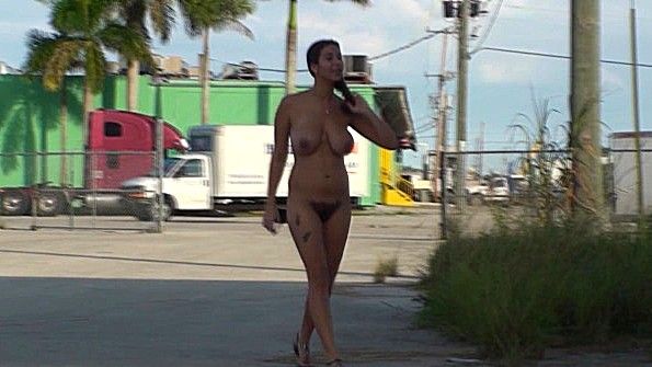 Она вернулась домой к своему любовнику и занялась сексом на улице