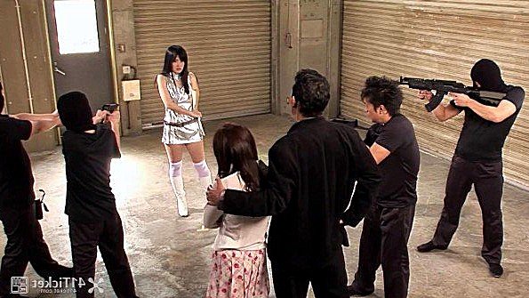 Чернокожая женщина в маске кошки подвергается избиению со стороны мужчины