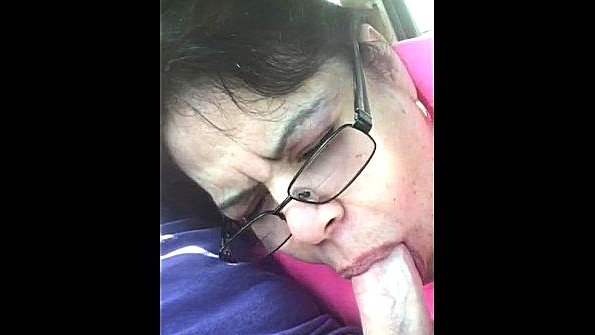 Кокетливая девушка медленно ласкает себя в постели