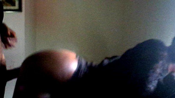 Пышногрудая женщина обнажает грудь и играет с сосками