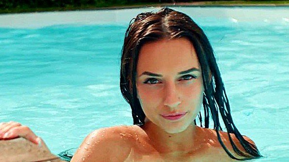 Пышногрудая брюнетка активно занимается самоудовлетворением в душе