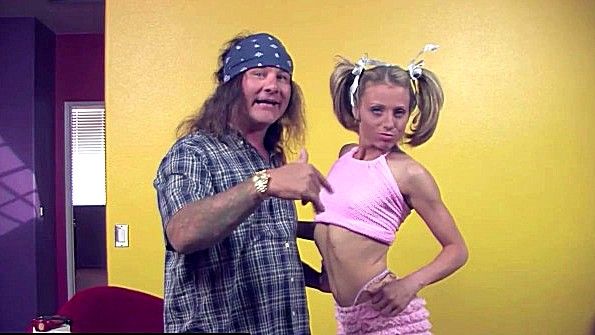 Он лижет девушке вагину и трахает её пальцами в постели