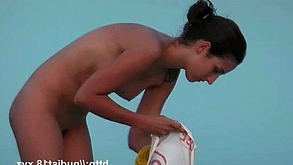 Красавица в откровенном наряде бесстыдно демонстрирует свою попу