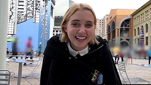 Она чувственно мастурбирует и готова поиграть со своими яичками