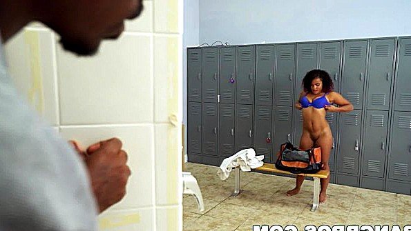 Горячий секс с чернокожим парнем в постели