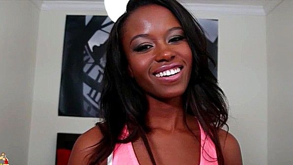 Блондинка активно занимается сексом с чернокожим парнем