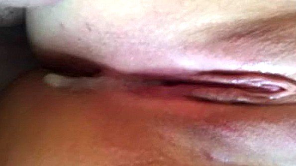 Потрясающая девушка смело мастурбирует на кухне