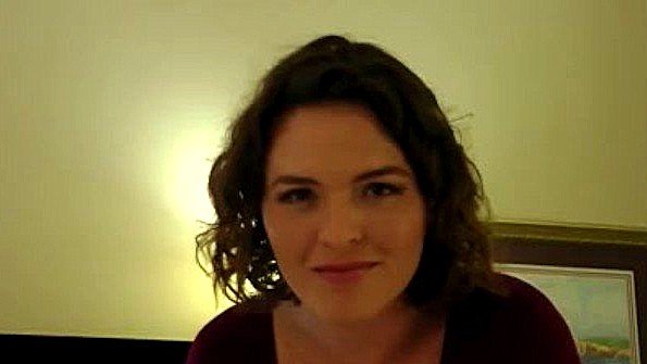 Парень знакомится со своей новой мачехой и сводной сестрой