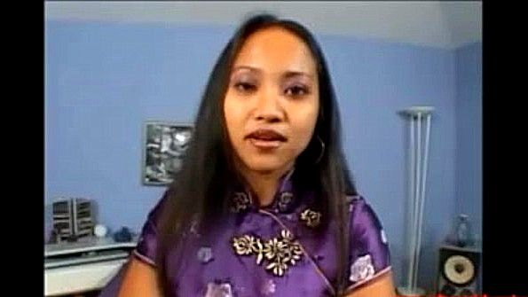 Длинноногая девушка демонстрирует тело