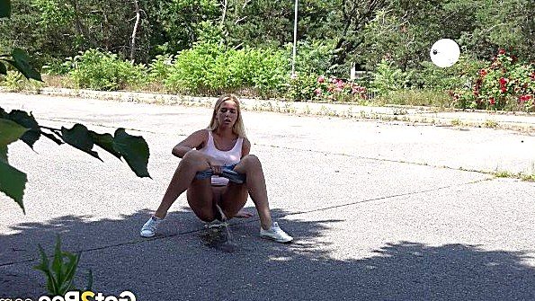 Возбужденные девушки делают куннилингус на кровати