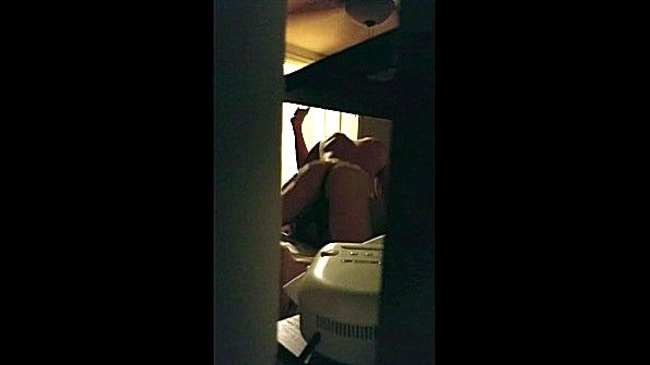 Заключенная женщина домогается сокамерницы и вступает с ней в половую связь