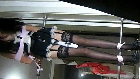 Японская женщина ласкает свою вагину пальцами