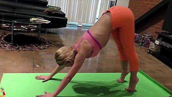 Зрелые женщины используют дилдо на влагалище