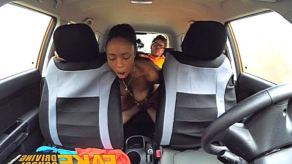 Чернокожая женщина демонстрирует свою неволосатую вульву