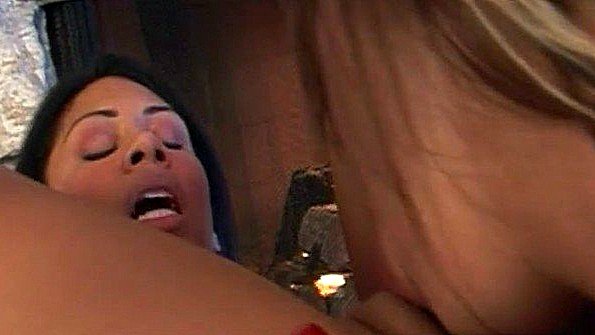 Возбужденная азиатка наслаждается двойным проникновением