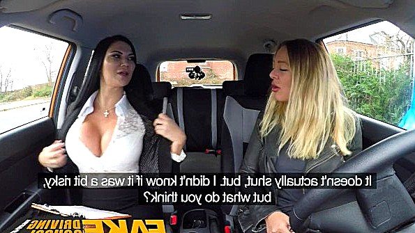 Он вставил анальную пробку и трахнул брюнетку