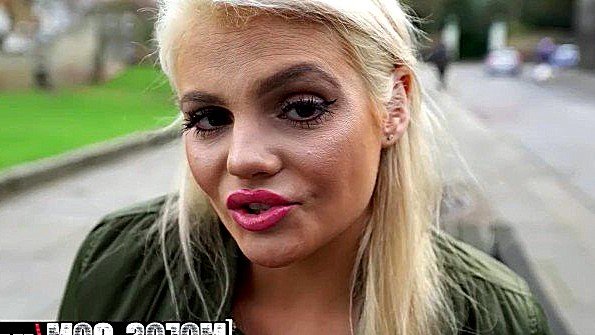 Красивая брюнетка занимается грязным сексом