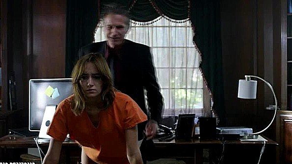 Похотливая девушка смело занимается сексом на кожаной одежде