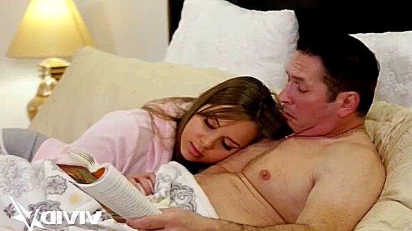 Я отодвинул трусики сестры и засунул свой член ей во влагалище