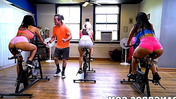 Она показала таксисту свою красивую грудь и занялась с ним сексом