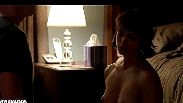 Чернокожая женщина делает минет белому мужчине