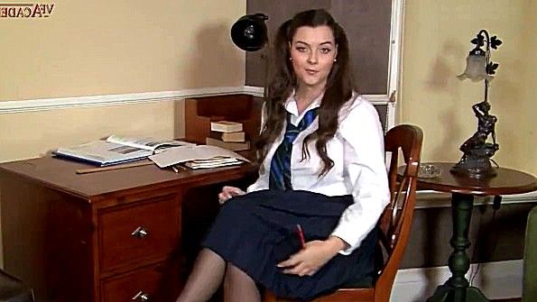 Он возбудил её своим членом и заставил её заняться с ним сексом