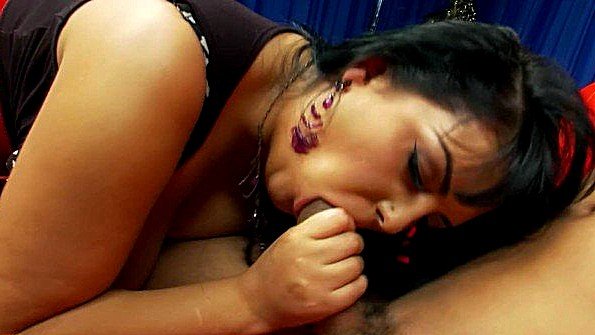 Шлюха умело мастурбирует мужскому члену до оргазма