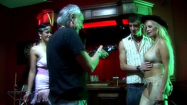 Стриптизерши предлагают девушкам отсосать им члены