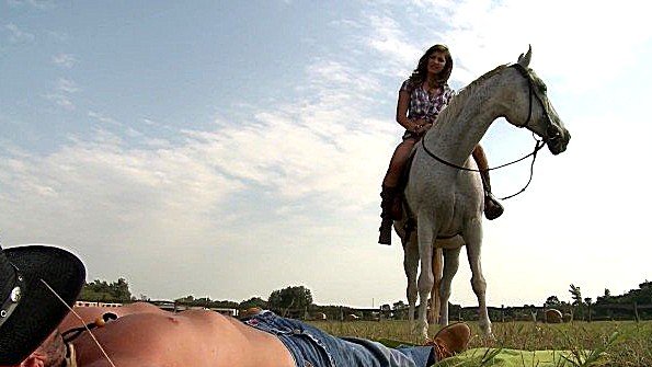 Возбужденная девушка хочет горячего секса