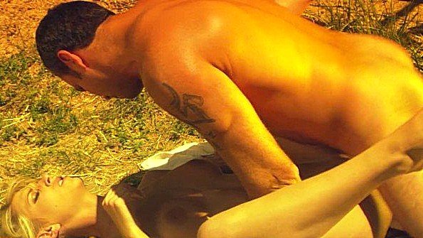 Фантастический массаж и секс на диване