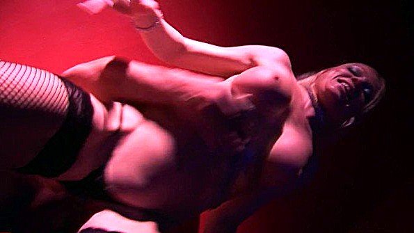 Две сучки будут заниматься грубым сексом с парнем, пока он не потеряет контроль над собой