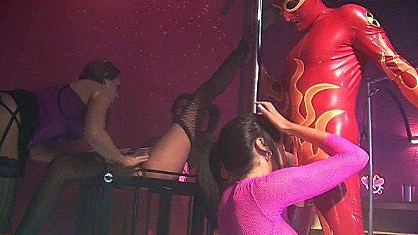 Девушка осматривает член парня