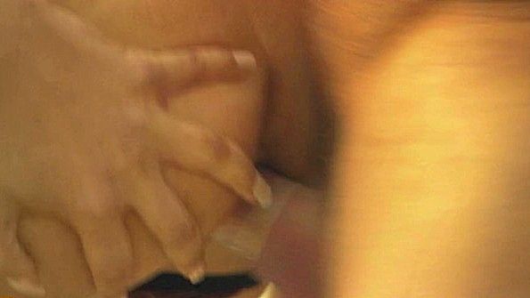 Блондинка в нижнем белье готова к использованию дилдо