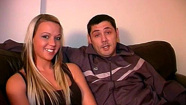 Пышногрудая женщина агрессивно мастурбирует член