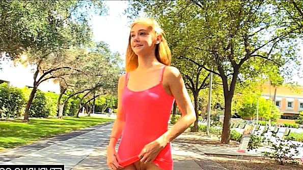 Сексуальная брюнетка снимает нижнее белье и мастурбирует