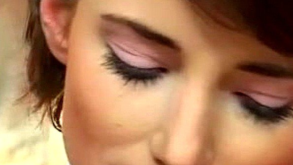 Чернокожая женщина делает долгий минет и принимает сперму