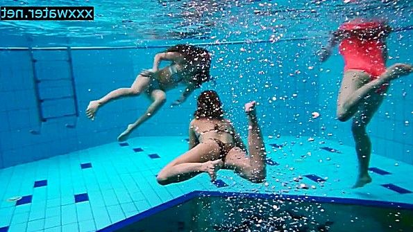 Японская девушка делает минет и мастурбирует грудью