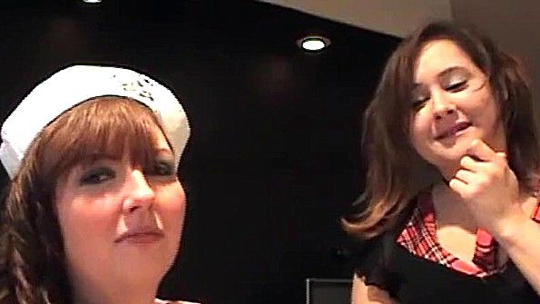 Развратная порнозвезда соблазняет в бикини