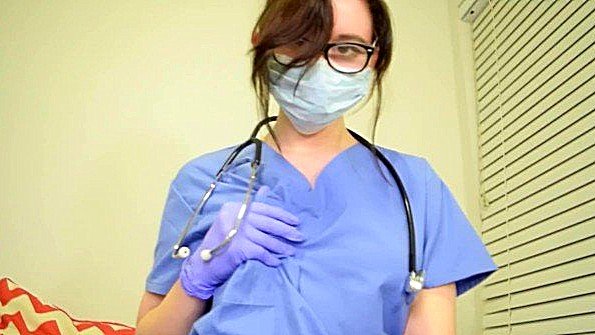 Азиатская женщина с упругой грудью вот-вот кончит