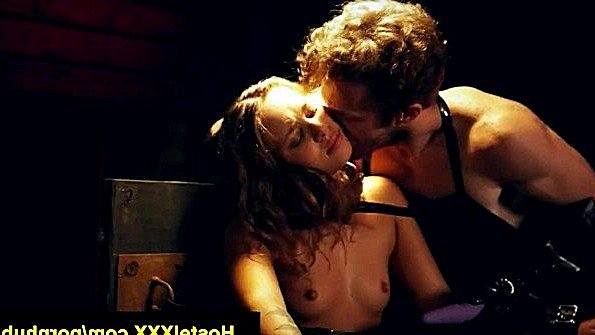 Чернокожие парни успешно трахнули её в задницу