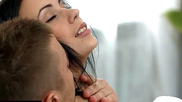 Играет с членом руками и сосет член