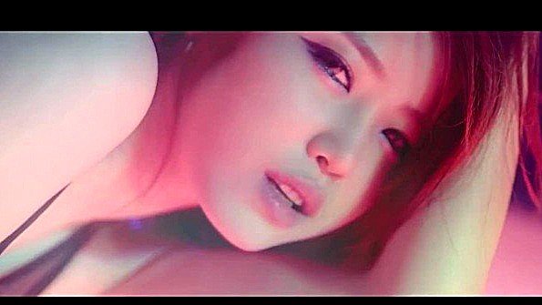 Бездомные трахают шлюх в мусорном контейнере