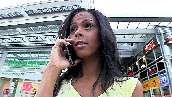 Отец видит дочь голой в душе и начинает заниматься с ней сексом