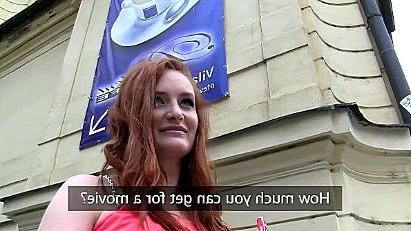 Девушка быстро делает минет парню