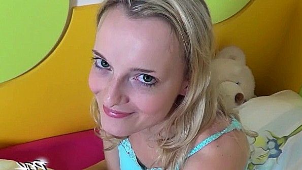 Рыжеволосая сучка трахает мужчину, пока не сходит с ума